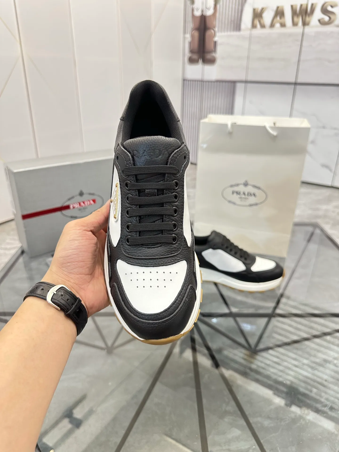 Men's shoes: 💰P600¥ High-end top quality Product trademark: Prada *"Prada*" low-top casual shoes Regular size: 38-45 (can be customized to 46) Product material: imported cowhide upper, breathable lining, cowhide foot pads, original ultra-light foam outsole. No.: 001